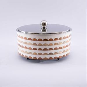 Casserole en nacre pêche avec base en métal, ustensiles de cuisine de luxe - Product Image 1