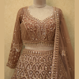 Dernier Lehenga Gold Party avec broderie à paillettes et battements ultra lourds, accentué par un gland artisanal de l'Inde en gros - Product Image 1
