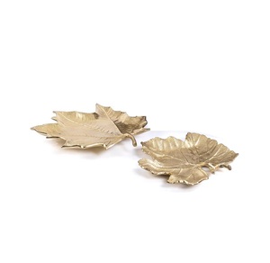 Plateau de service exquis en aluminium antique parfait pour la décoration de table à thème vintage et les événements spéciaux - Product Image 3
