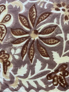 Tela de Algodón Estampada a Mano con Diseño Floral Botánico Tradicional - Product Image 3