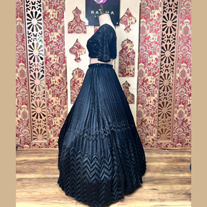 Lehenga de couleur noire chaude avec des battements élégants et un travail manuel en perles complexes parfait pour les fêtes et les vêtements indiens de grande fête - Product Image 3