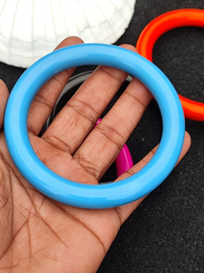 Bracelets traditionnels en résine faits à la main, écologiques et de haute qualité, bracelets colorés à la mode pour femmes, conception sur mesure et en gros - Product Image 2