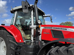 Tractor agrícola Massey Ferguson 7S.210 Exclusive 4WD de 210HP con cabina CVT y sistema GPS en venta. - Product Image 2