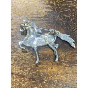 Broche de Plata de Ley Hecho a Mano en el Estilo Navajo con Caballo Chapado en Oro y Diamantes para Regalo de Boda, Compromiso o Fiesta - Product Image 5