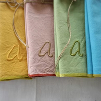 Serviettes en coton faites à la main avec bords surjetés, points rouges, logo brodé, design rustique - Écologiques et réutilisables pour la maison