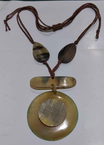 Nuevo collar con colgante de cuerno de Venta caliente de moda para mujeres, niñas y hombres hecho a mano de cuerno de búfalo Natural por glowin fashion - Product Image 4