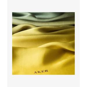 Écharpe carrée en soie 100% à imprimé numérique dégradé, style vintage de créateur pour le printemps et l'été - Product Image 3