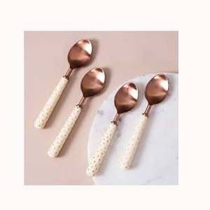 Couverts en métal robustes disponibles en gros Premium or rose fini blanc cassé poignée en résine ensemble de couverts pour restaurant hôtel - Product Image 1