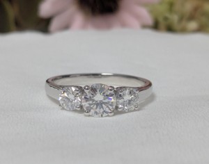 Anillo de compromiso con diamante cultivado en laboratorio de corte redondo de 0.70 quilates, anillo de tres piedras de oro blanco macizo de 14 quilates, regalo de Navidad para mujer - Product Image 1