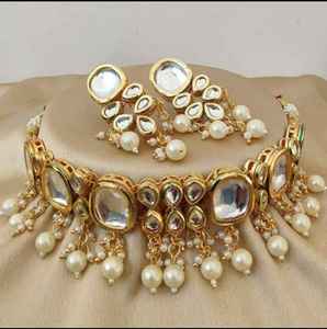 Magnifique ensemble de tour de cou Kundan indien traditionnel pour les festivals et les mariages pour femmes comprenant un collier et des boucles d'oreilles en laiton - Product Image 6