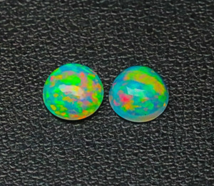 อัญมณีหลวม Gems-3mm-10mm โอปอลทรงหลังเบี้ยทรงกลมแนวกาแล็กซีไฟโอปอลจากเอธิโอเปียนธรรมชาติอันน่าทึ่ง - Product Image 1