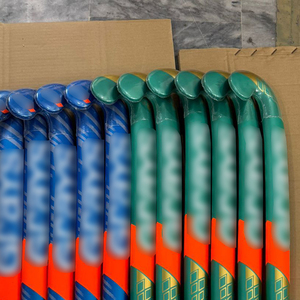 Bâton de hockey sur gazon en bois personnalisé en gros à prix abordable avec une résistance en fibre de carbone conçue pour les joueurs au Pakistan - Product Image 5