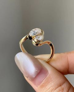 Anillo de compromiso de diamante de laboratorio Toi et Moi Pear Cut para Mujer | IGI Certified, juego de bisel, regalo de aniversario de oro amarillo sólido de 14K - Product Image 2