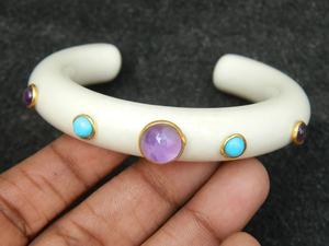 Brazalete de resina hecho a mano, brazalete de Color marfil con piedras preciosas - Product Image 5