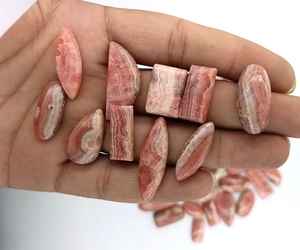 Lote al por mayor de piedras preciosas sueltas naturales y de diseño que incluyen hermosa Rodocrosita en tamaños y formas mixtos - Product Image 2