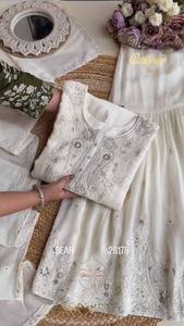 Vêtements de créateur, salwar kameez traditionnel en trois pièces, broderie, entièrement cousu en soie chinon pour les occasions de fête - Product Image 5