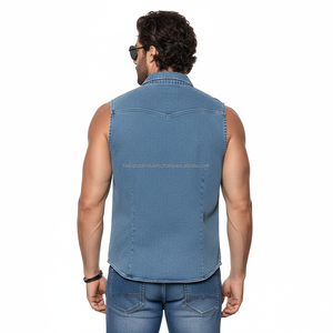 Gilet en jean sans manches pour homme, personnalisé OEM, bleu clair délavé, coupe ajustée, style débardeur, avec double poches et ourlet incurvé - Product Image 4