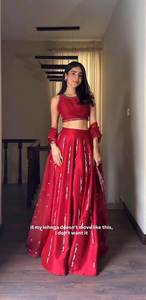 Ensemble de lehenga en tissu de soie pure de couleur rouge avec broderie multi-fils et travail d'embroidery, et dupatta en tissu naturel, idéal pour les mariages et les soirées. - Product Image 2