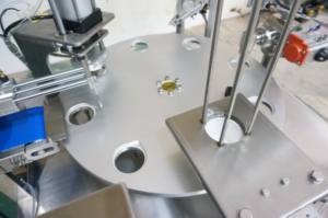 <span class=keywords><strong>KIS</strong></span> Tpye Máquina <span class=keywords><strong>de</strong></span> sellado <span class=keywords><strong>de</strong></span> llenado rotativo completamente automática <span class=keywords><strong>de</strong></span> alto rendimiento y duradera <span class=keywords><strong>de</strong></span> acero inoxidable - Product Image 3