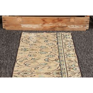 พรมวินเทจขนาดเล็ก 1.9x7.7 ฟุต พรมตุรกีสีเขียวลายเรขาคณิตพร้อมลวดลายดอกไม้ - Product Image 2