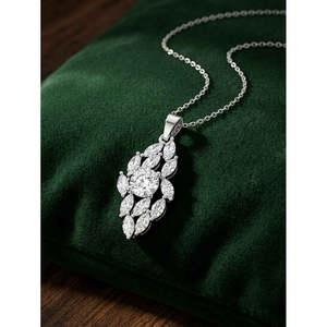Pendentif Liona en argent plaqué rhodium avec chaîne, design floral animalier vintage orné de diamants et de perles, idéal pour les fiançailles, les mariages ou comme cadeau. - Product Image 2