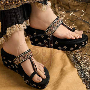 Sandalias de Tacón de Marca Privada con Material Duradero - Tendencia de Moda, Parte Superior de Terciopelo Estampado Antideslizante, Suela de Cuero Genuino Personalizada - Product Image 3