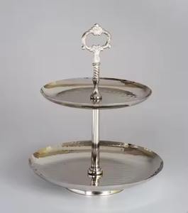 Support à gâteau en métal doré de luxe avec plateau miroir, parfait pour une présentation élégante de desserts - Product Image 4