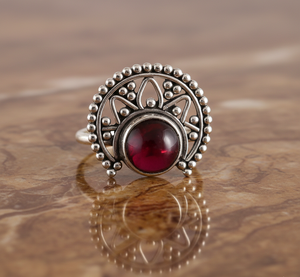 Anillo de eternidad de estilo bohemio de Plata de Ley 925, ajuste de bisel de piedras preciosas granate redondo hecho a mano - Product Image 6