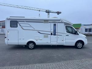 Camping-car de luxe 4x4 tout-terrain |   Camion-camping-car robuste pour expéditions |   Véhicule de camping tout-terrain diesel 4x4 avec panneaux solaires et climatisation - Product Image 3