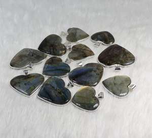Pendentif Labradorite en forme de cœur naturel pour femme incrustation de réglage de lunette dans un collier de bijoux - Product Image 4