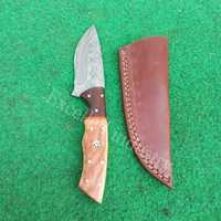 Diseño personalizado hecho a mano Damasco acero caza Skinner cuchillo de hoja fija mango de madera con Funda de cuero gratis