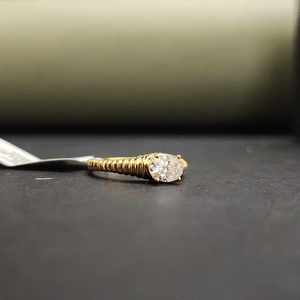 Bague de fiançailles tendance et unique en or massif 18 carats avec moissanite ovale certifiée IGI, sertie à griffes, idéale pour un cadeau - Product Image 5