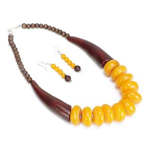 Collier de perles en résine d'ambre avec boucles d'oreilles en perles assorties Ensemble de bijoux de mode légers faits à la main pour femmes - Product Image 3