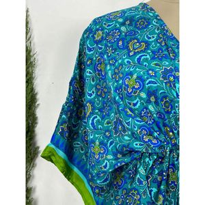 Caftán vintage azul turquesa, vestido bohemio de seda reciclada, largo y fluido, para la playa, con estampado floral, para cubrir el traje de baño - Product Image 4