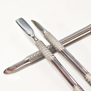 Pousse-cuticules double extrémité en acier inoxydable Kaneka Enterprises, réutilisable, durable, outil professionnel de nettoyage des ongles - Product Image 3