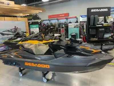 Good Quality Wholesale Fast Speed 3 Seats Water Sports Entertainment 1300CC Jetski 4-stroke 63kw 3.2m Racing Motor Boat