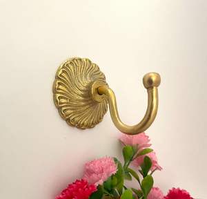 Crochets muraux en laiton faits à la main, mettant en valeur l'artisanat artisanal, la durabilité, l'attrait intemporel pour un rangement mural intérieur haut de gamme - Product Image 3