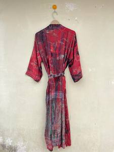 Kimono de seda rojo y negro hecho a mano ligero indio reciclado para playa y Festival para verano y otoño tamaño libre - Product Image 6