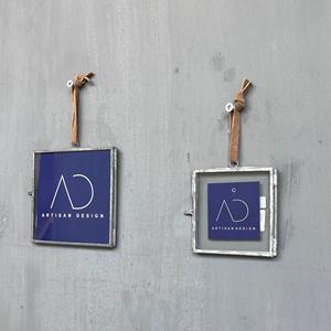 Juego de 2 marcos de fotos decorativos colgantes de metal, hierro y vidrio con acabado gris - Product Image 3