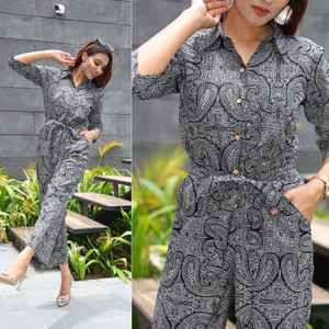 Traje de salto plisado estampado de algodón hecho a medida con cinturón de cuello y 4 botones que se pueden abrir Tamaños disponibles Diseño de Paisley negro - Product Image 4