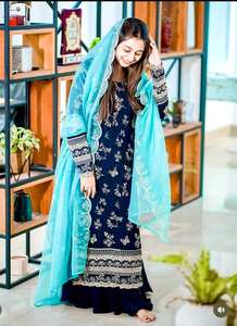 ชุดเดรสปาร์ตี้ผ้าจอร์เจียต์เนื้อหนาปักเลื่อม แขนยาว พร้อมลายฉลุ ตัดเย็บสำเร็จ - Product Image 4