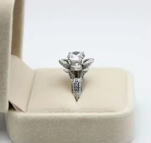 Bague de fiançailles en or massif cultivée en laboratoire CVD certifiée IGI avec diamant taille ovale fabriquée à la main par un fabricant indien pour femmes - Product Image 4