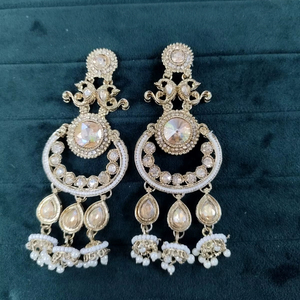 Boucles d'oreilles pendantes ethniques fusion indienne avec petits jhumkis en zircon plaqué or en alliage en forme de cloche pour mariages - Product Image 1