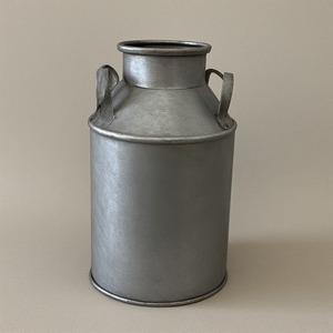 Lata de leche galvanizada decorativa antigua con forma elegante, perfecta para cocinas, hogares, granjas y espacios de jardín al aire libre - Product Image 3