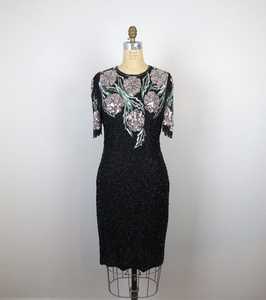 Robe élégante à broderie de longueur de thé A-Line Travail lourd perlé Taille naturelle Style de fête en mousseline de soie pour les occasions spéciales - Product Image 5