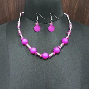 Urthn 1102582D Ensemble de colliers de perles roses plaquées rhodium Bijoux en perles à la mode - Product Image 1