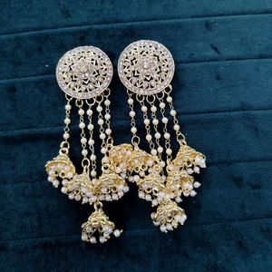 Ensembles de bijoux de boucles d'oreilles Bhahubali Jhumki Ensemble de boucles d'oreilles en alliage de zinc léger pour un mariage traditionnel Tendance et élégant - Product Image 1