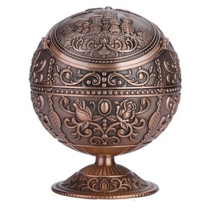 Grand cendrier en laiton doré avec motif de feuilles et couvercle en métal personnalisé, parfait pour les bars de restaurants à domicile et les fournitures de bar à empreintes digitales - Product Image 3