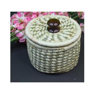 Cesta de hierba Sabai tejida a mano con tejido rústico natural fuerte para almacenamiento decorativo e interiores de hogar sostenibles y respetuosos con el medio ambiente - Product Image 1