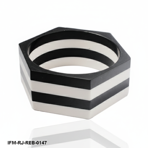 Brazalete de Resina Hecho a Mano con Rayas Blancas y Negras, Brazalete Geométrico Hexagonal para Mujer - Product Image 1